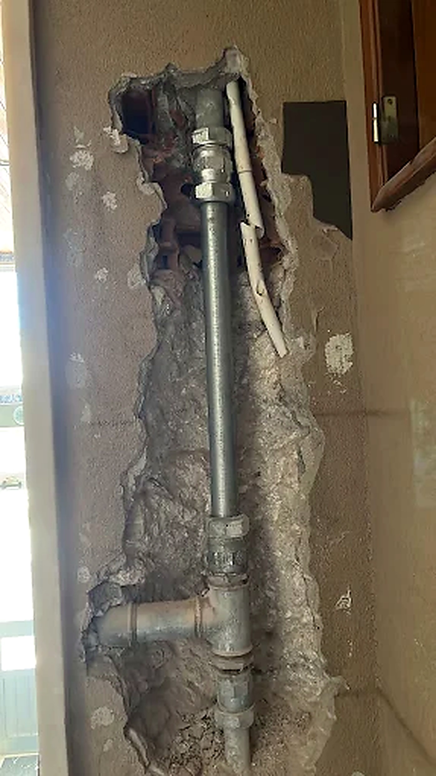 Substituição de coluna de esgoto embutida em parede